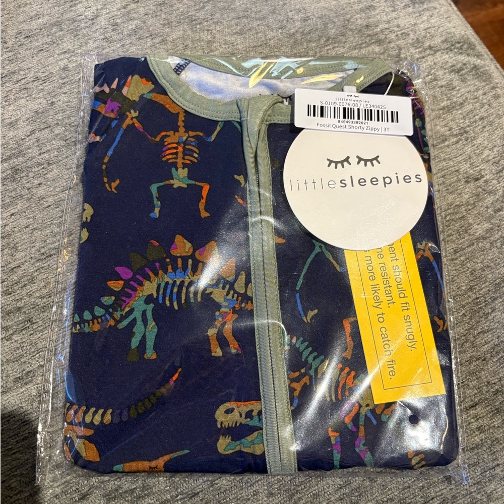 Little Sleepies fossil quest shorty zippy 3t